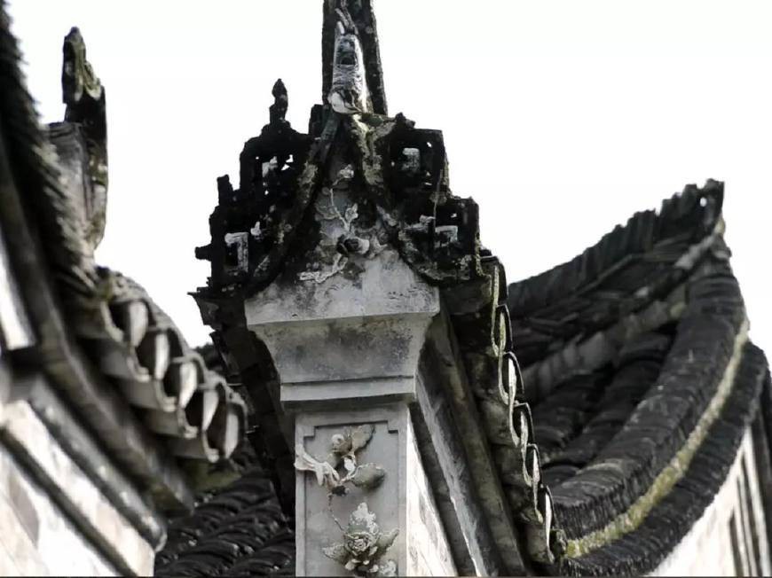 Nét chạm trổ từ xưa vẫn còn dấu ấn.