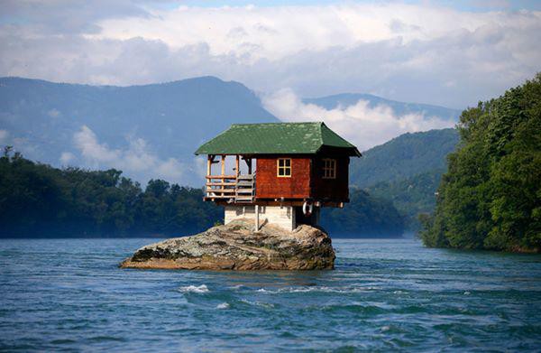 
17, Một ngôi nhà nhỏ xinh như cổ tích được xây dựng trên đá ở Serbia. Ngôi nhà này được những người thích bơi lội quanh sông Bajina Basta xây dựng để làm nơi nghỉ chân.
