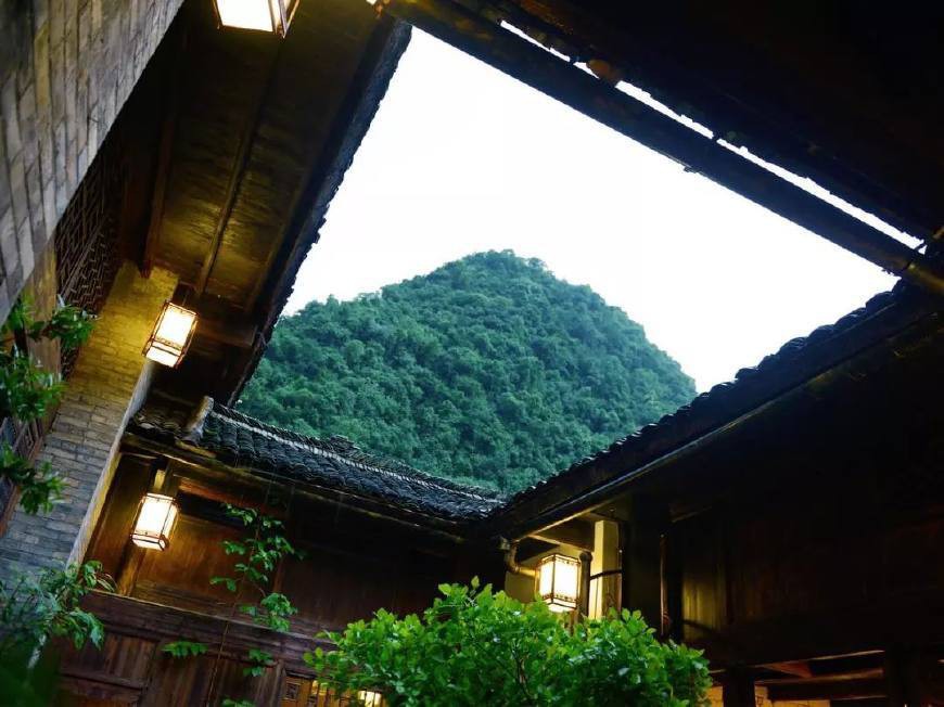 Khoảng sân có thể ngắm nhìn khung cảnh thiên nhiên xung quanh.