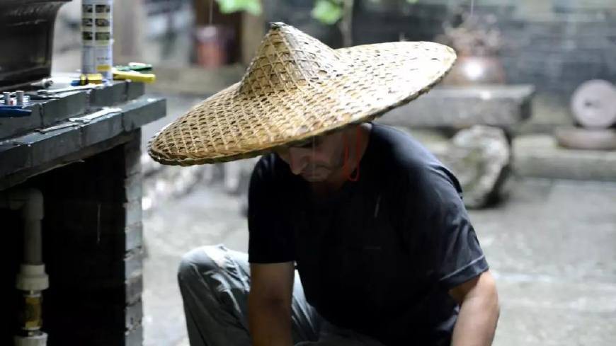 Chồng chị Mario tự tay sửa chữa ngôi nhà.