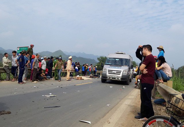 
Hiện trường vụ tai nạn khiến 2 người đi xe máy thương vong trên đường Hồ Chí Minh ngày 28 Tết.
