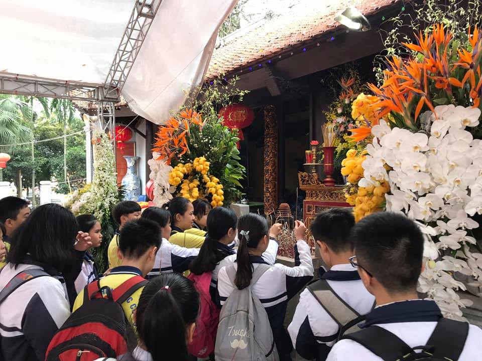 Từng đoàn học sinh về dâng hương tưởng nhớ công lao Đức Vương Ngô Quyền