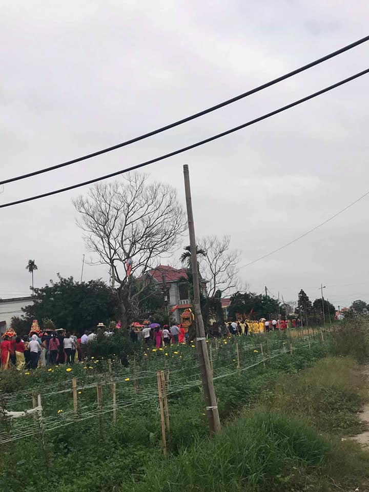 Tỏ dân phố khu 6 Đằng Hải rước lễ tiến về phía Từ Lương Xâm chiều 16 tháng Giêng theo nếp cũ