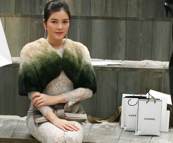 
Lý Nhã Kỳ cũng như nhiều mỹ nhân Việt khác, cô là tín đồ của nhãn hàng thời trang Chanel.
