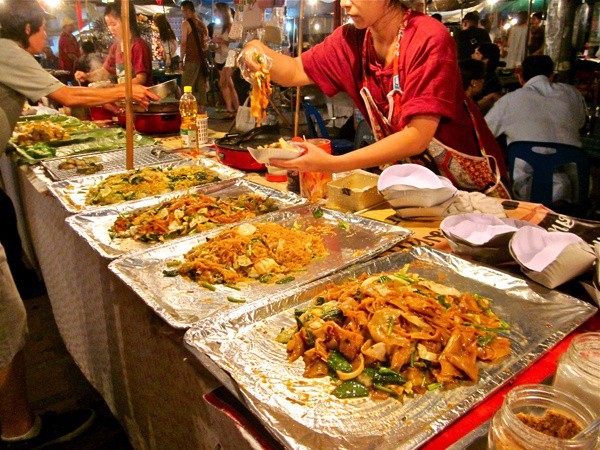 Vào những lúc này, chúng ta thường có xu hướng ăn đồ ăn ngay tại nơi tổ chức lễ hội và điều này có thể khiến bạn bị ngộ độc thực phẩm một cách bất đắc dĩ.