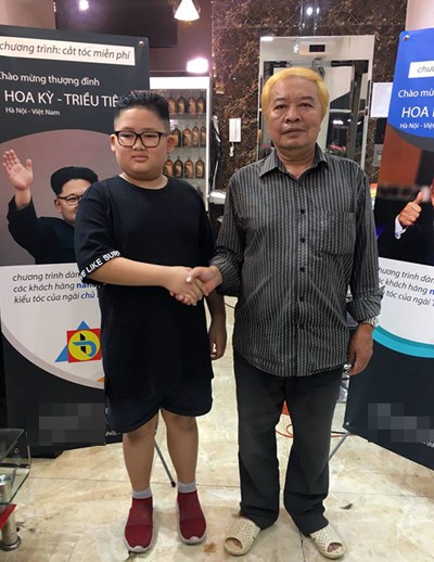 Hai vị khách cắt kiểu tóc của ông Kim Jong-Un và Donald Trump chiều 19/2. Ảnh: Phương Mai