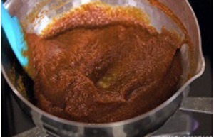 Bước 1: Làm nước sốt: trộn ketchup, bột tomato paste, một chút nước vào chảo, trộn đều.