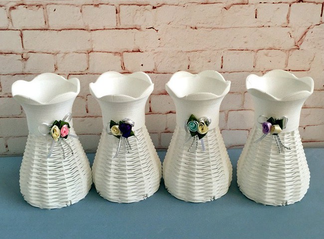 Cách tốt nhất là làm sạch bình bằng cách sử dụng thuốc tẩy pha loãng với nước rồi đổ vào bình, sẽ giúp tiêu diệt vi khuẩn hiệu quả.