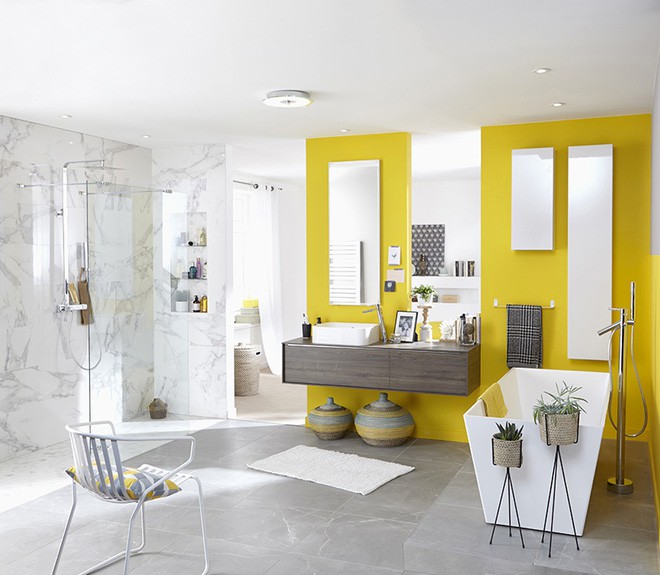 Căn phòng tắm lựa chọn sơn vàng một mảng tường nhỏ để tạo điểm nhấn thu hút ánh nhìn.