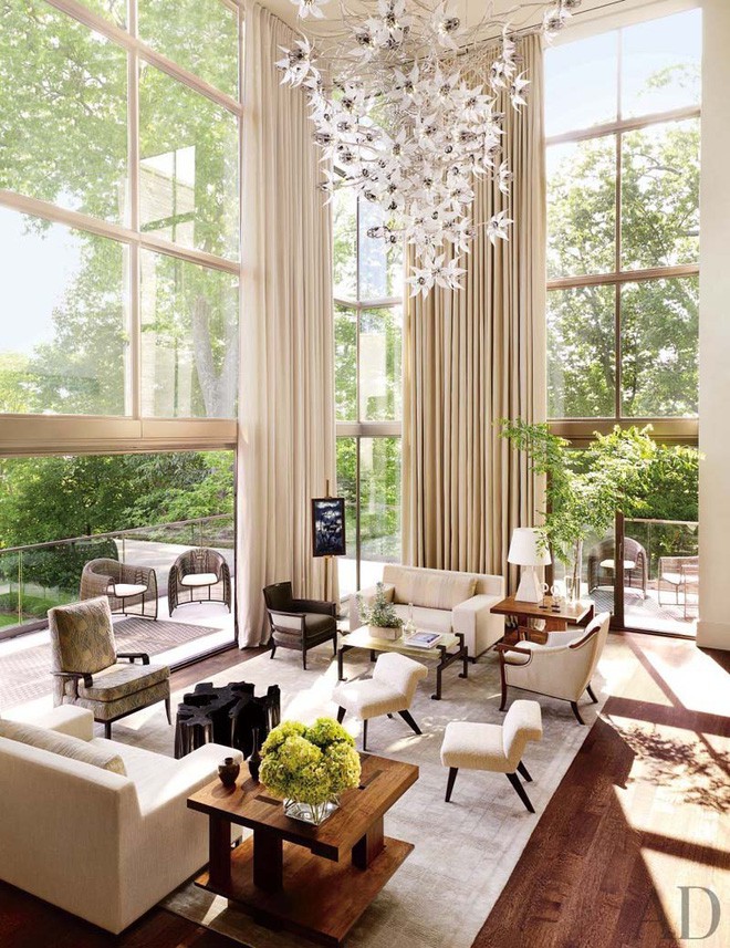 Sử dụng hệ thống tường kính giúp căn phòng khách luôn ngập tràn ánh sáng.