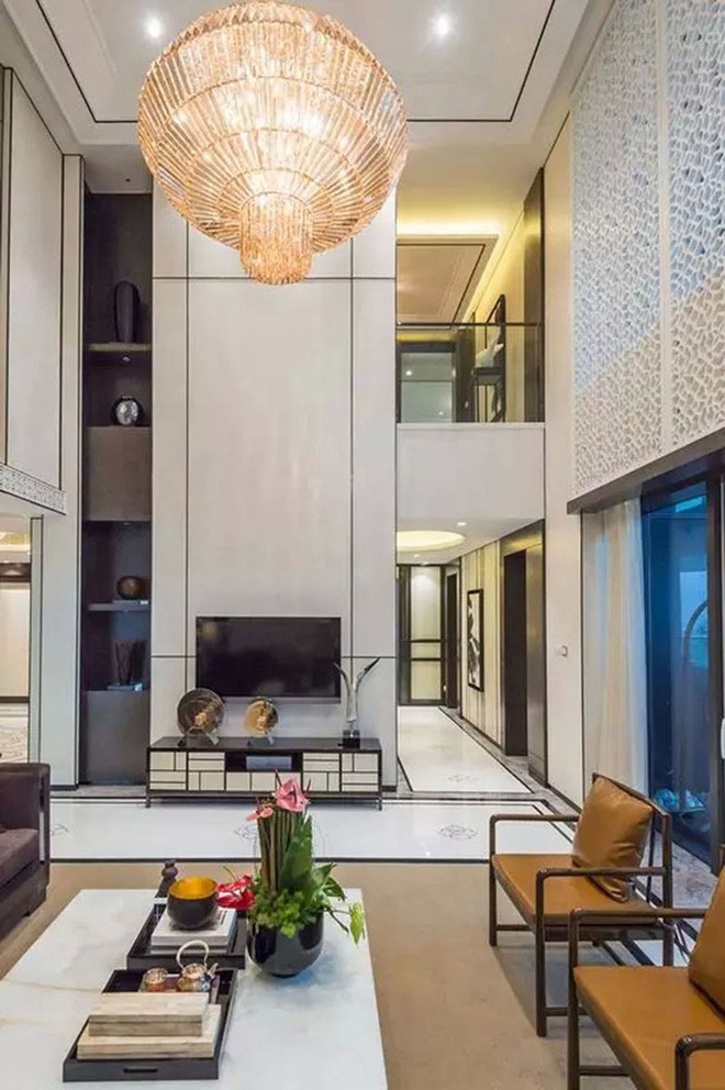 Dù với diện tích như thế nào đi chăng nữa thì bạn vẫn luôn cảm thấy không gian phòng khách rộng rãi hơn nhiều với thiết kế trần cao.