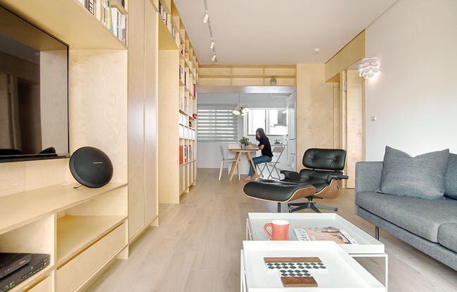 Dọc theo bức tường được thiết kế các kệ, tủ lưu trữ nối liền.