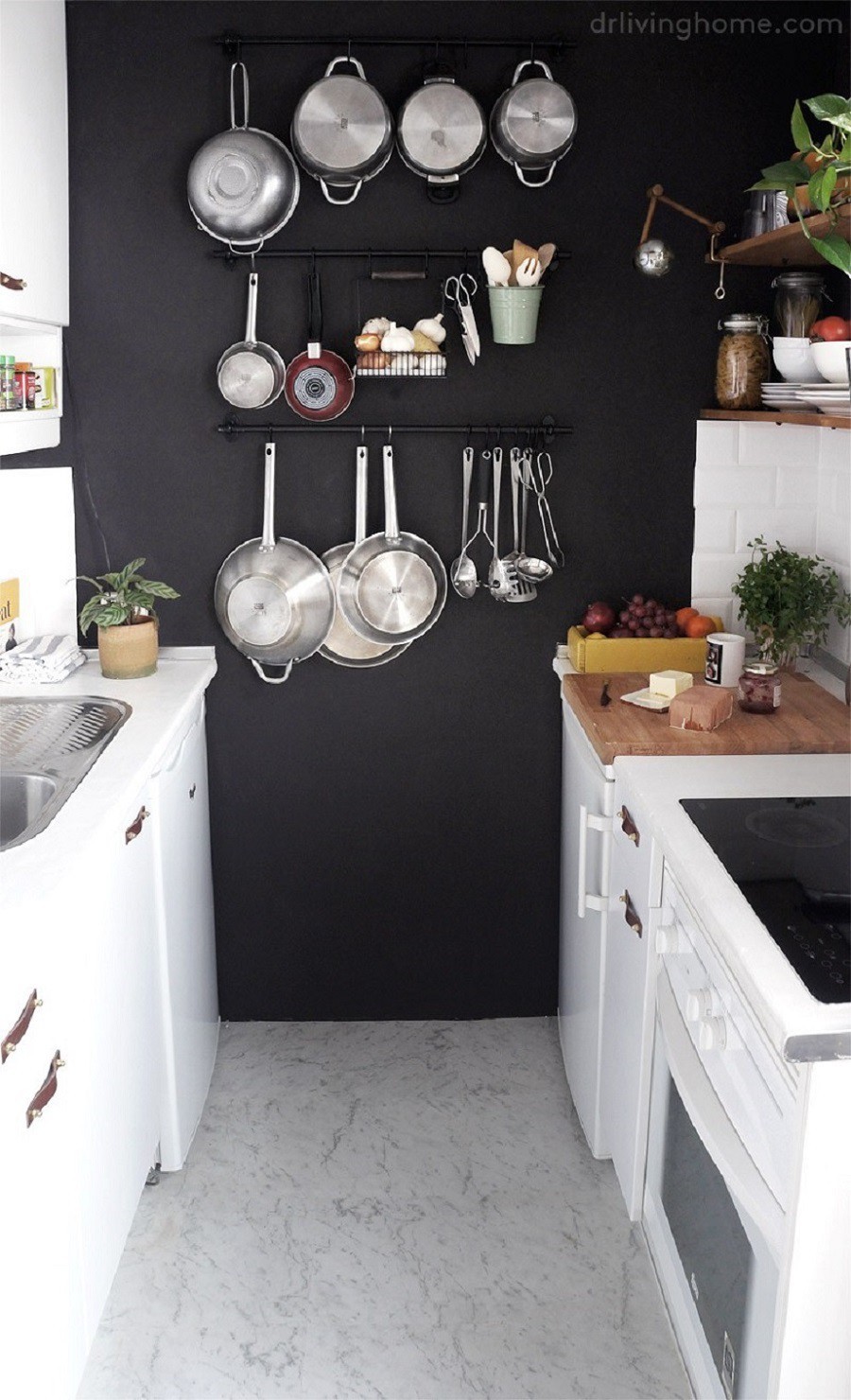 4. Hãy là một gia chủ thông minh khi biết tận dụng khoảng tường trống trong nhà bếp để gắn lên đó những móc treo giữ đồ giúp bạn.