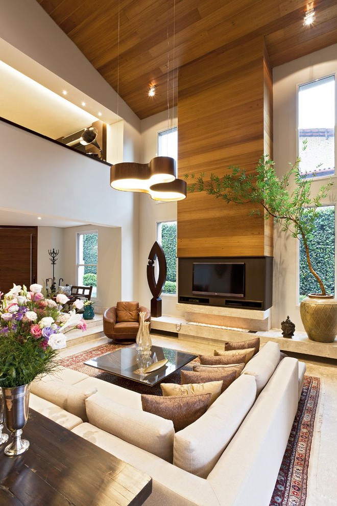 Dù với diện tích như thế nào đi chăng nữa thì bạn vẫn luôn cảm thấy không gian phòng khách rộng rãi hơn nhiều với thiết kế trần cao.