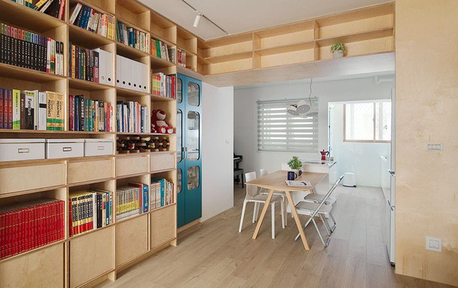 Kết hợp màu gỗ ấm cúng với hệ thống sơn tường màu trắng tạo nên vẻ đẹp tươi mới, tự nhiên.