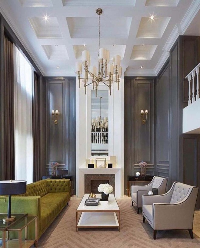 Đó là việc sử dụng những bộ đèn chùm thả từ trên trần xuống vô cùng bắt mắt và ấn tượng.