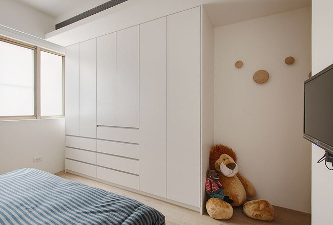 Phòng ngủ gọn gàng nhờ tủ âm tường.