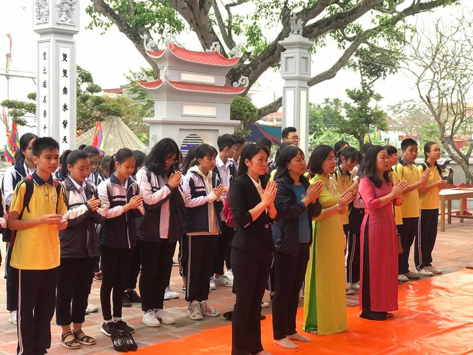 Thầy và trò trường THCS Đằng Hải dâng hương trước đền