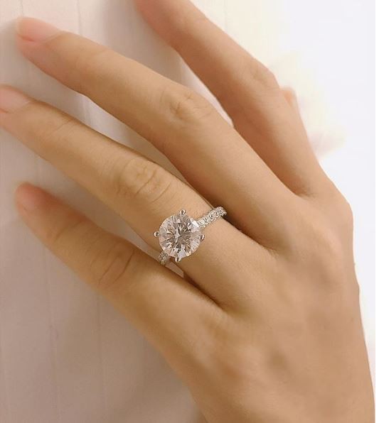 Trước đó, Phạm Hương khoe nhẫn kim cương cỡ lớn ở ngón áp út và tiết lộ đã đính hôn
