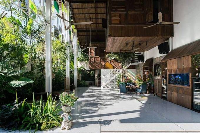 Trệt là không gian mở, không cửa. Vách che là mảng cây xanh cao thấp bao bọc.