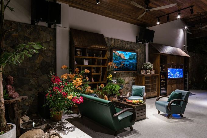 Phòng khách không bày biện nhiều, gợi liên tưởng đến chất Đông Dương trong những bộ phim điện ảnh.