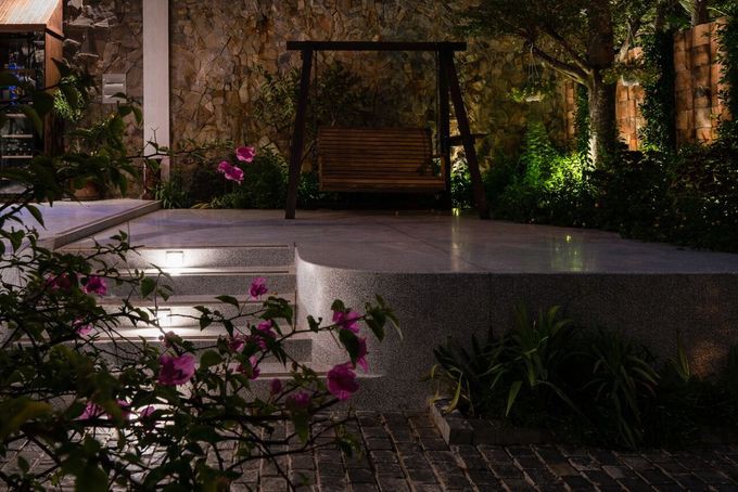 Phòng khách nối trực tiếp ra không gian thư giãn ngoài trời.