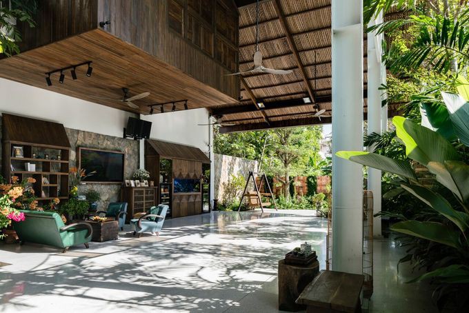 Lâu dần gia chủ không gọi là nhà tiệc”, mà chuyển sang gọi nhà mình. Căn nhà giờ không chỉ để giỗ chạp mà còn là sân chơi của con, là nơi chiều chiều ông rủ bạn bè qua đánh bóng bàn, là nơi buổi tối bố mẹ tụ tập hàn huyên.