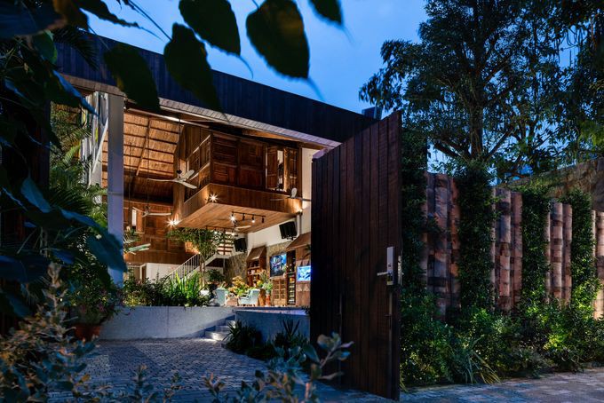 Họ có nhu cầu tổ chức đám tiệc hay giỗ chạp cho cả đại gia đình khoảng gần trăm người hầu như mỗi tháng. Ngôi nhà đang ở quá chật, vì thế gia chủ quyết định xây thêm một ngôi nhà chỉ phục vụ cho việc làm các đám tiệc ở mảnh đất đối diện.