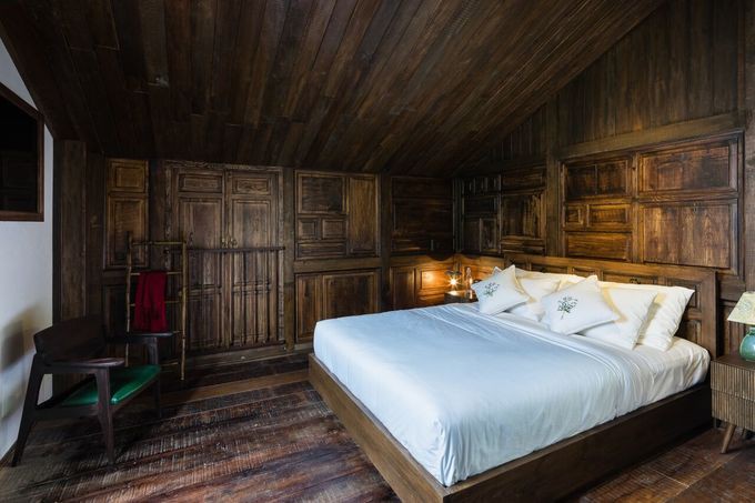 Phòng ngủ làm bằng gỗ cũ, vách được lấy họa tiết từ vách nhà người dân tộc thiểu số.