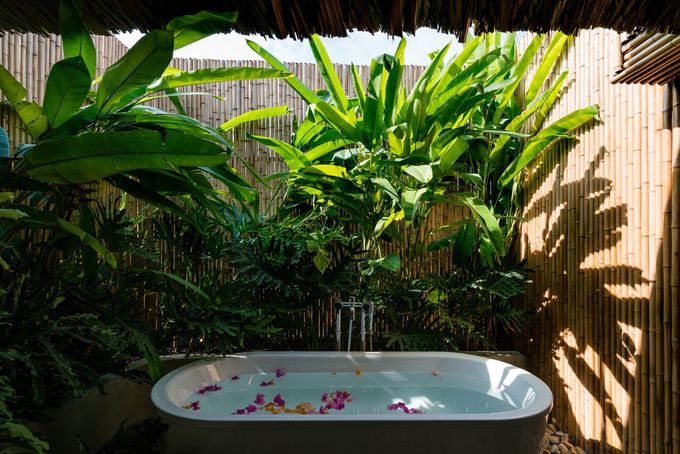 Bồn tắm lộ thiên giúp người sử dụng tận hưởng thiên nhiên xanh mát xung quanh.