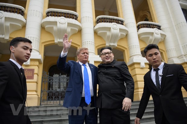 Howard X (người đóng giả ông Kim Jong-un) và người đóng giả Trump, liên tục bắt tay nhau và không ngừng tươi cười. (Ảnh: Minh Sơn/Vietnam )