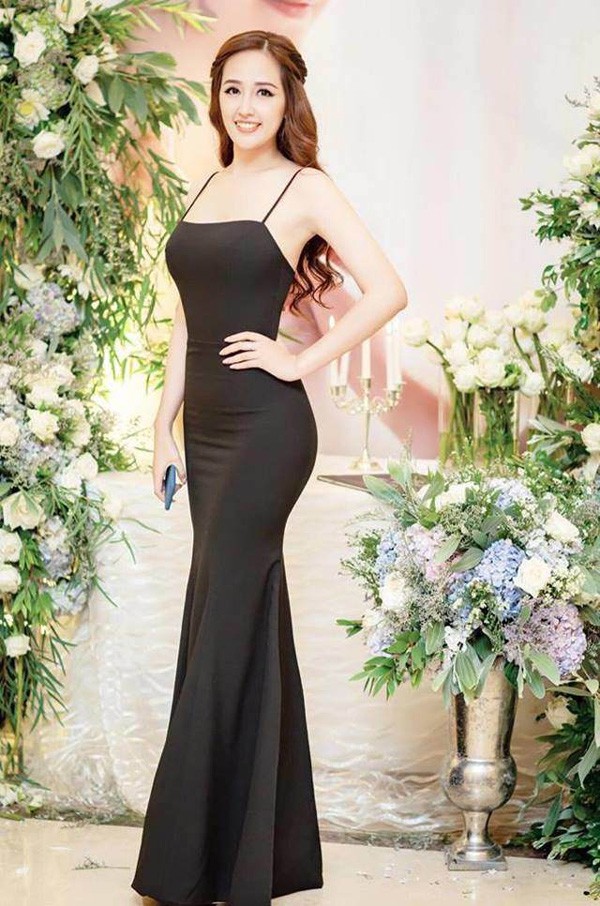Người đẹp thường xuyên góp mặt trong các sự kiện và gieo thương nhớ cho người hâm mộ bởi sắc vóc ngọt ngào cùng gu thời trang thanh lịch, đẳng cấp và vô cùng quyến rũ. Trong ảnh là chiếc đầm đen hai dây có kiểu dáng ôm thân và xòe rộng bên dưới giúp người đẹp khoe được tối đa lợi thế ngoại hình.