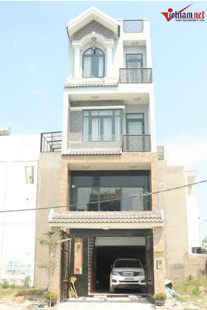 Dịp Tết Kỷ Hợi vừa qua, nam diễn viên hài Lê Dương Bảo Lâm và vợ chính thức chuyển về nhà mới trong khu đô thị đắt đỏ tại quận 9, TPHCM. Căn nhà với diện tích rộng hơn 100m2, gồm một tầng trệt, 2 lầu và một sân thượng được nam diễn viên đang trong quá trình hoàn thiện nội thất.