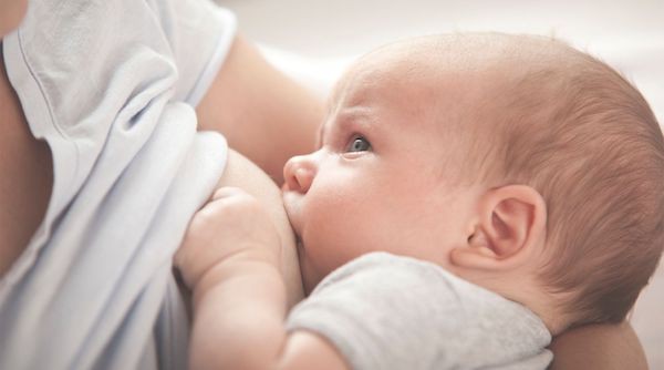 
Lời khuyên của các nhà nghiên cứu là nên cho bé ti trực tiếp từ bầu sữa mẹ.
