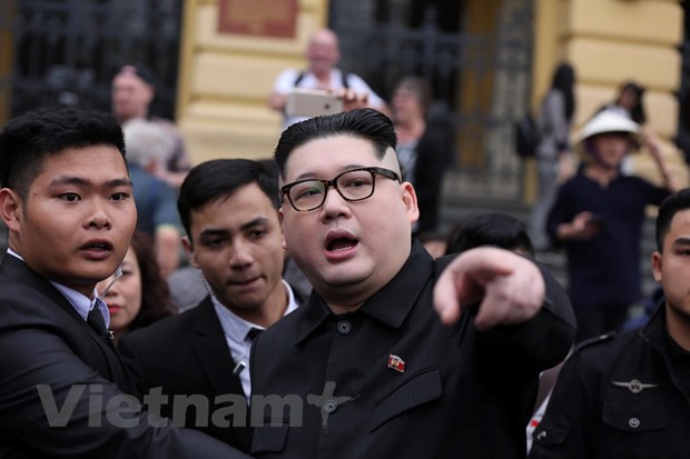 Ông Howard X (người đóng giả ông Kim Jong-un) xuất hiện tại Hà Nội. (Ảnh: Minh Sơn/Vietnam )