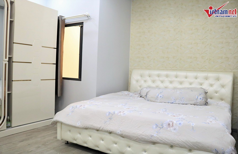 Không gian phòng ngủ của nam diễn viên có phần khá đơn giản với chiếc giường đôi cùng tủ đựng đồ cá nhân. Anh vẫn đang tích cóp tiền để căn nhà được hoàn thiện trong thời gian sớm nhất.