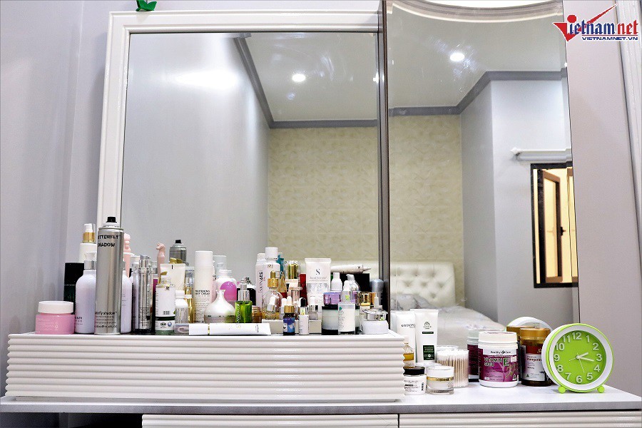 Bàn trang điểm của Bảo Lâm với đầy đủ các loại mỹ phẩm, thực phẩm chức năng. Nam diễn viên bày tỏ vốn không quen làm đẹp nhưng vì đặc thù công việc nên anh cũng tập dùng mỹ phẩm trong vài năm nay.