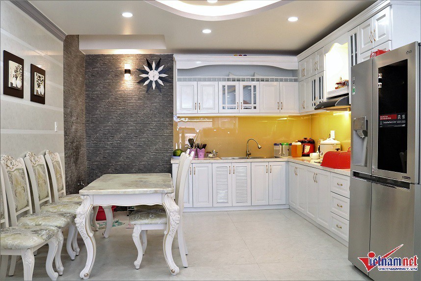 Không gian bếp gọn gàng, ấm cúng của vợ chồng quán quân Cười xuyên Việt 2015. Dù bận rộn nhưng anh và vợ không thuê người giúp việc. Thay vào đó, cả hai phân công việc, tự mình đi chợ và nấu ăn mỗi ngày.