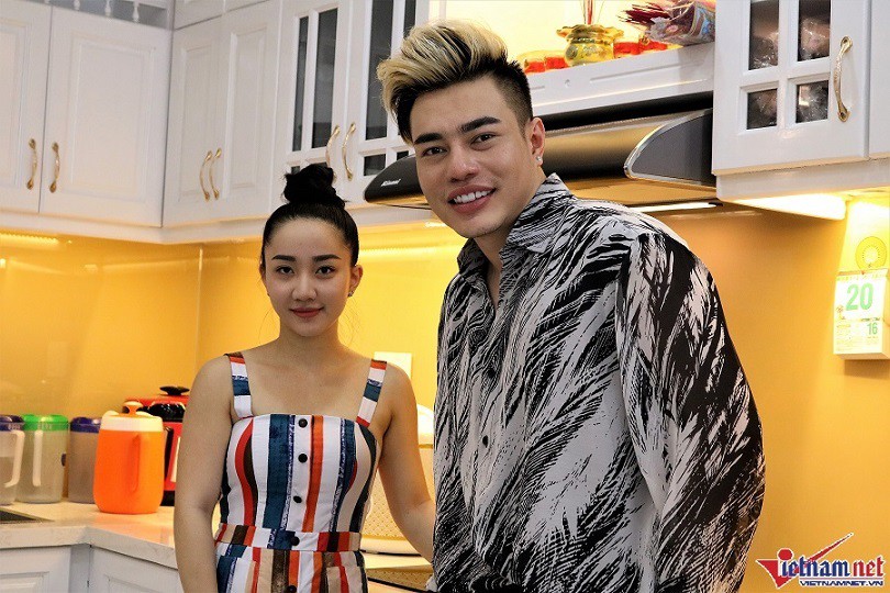 Bảo Lâm bên người vợ Quỳnh Anh. Cô kiêm luôn vai trò quản lý, tài xế của chồng nhưng ít xuất hiện trước công chúng. Khi được đề nghị chụp ảnh, bà xa nam diễn viên tỏ ra khá ngại ngùng.