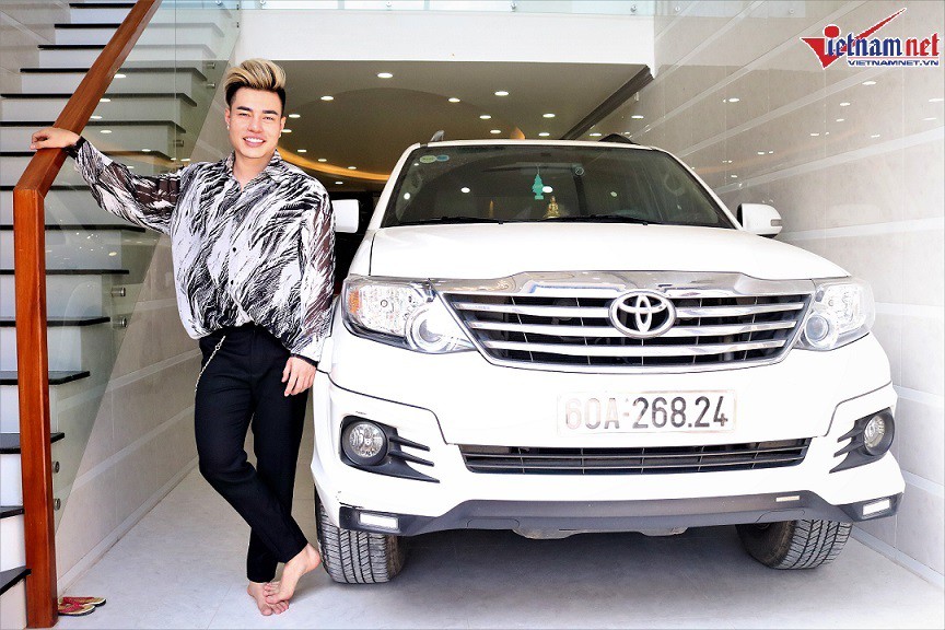 Bảo Lâm dùng tầng trệt làm gara để hai chiếc xe ô tô của mình và vợ. Chiếc xe 7 chỗ này đã lưu dấu rất nhiều kỷ niệm của hai vợ chồng nam diễn viên. Những chuyến lưu diễn xa ở tỉnh, chính vợ kiêm luôn tài xế chở anh vì Bảo Lâm không biết lái xe.