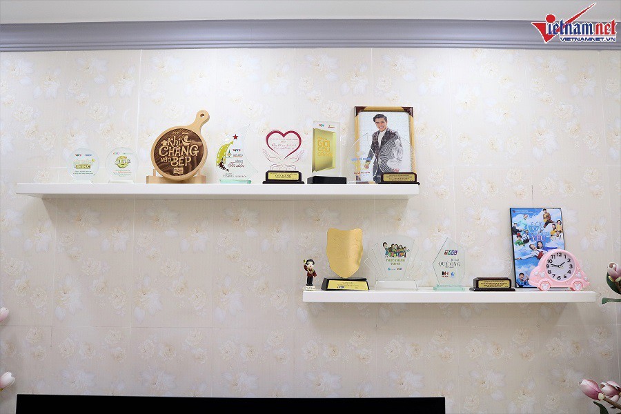 Từ sau ngôi vị quán quân Cười xuyên Việt đạt được năm 2014, Lê Dương Bảo Lâm những năm qua hoạt động năng nổ trong lĩnh vực gameshow. Anh dành một góc nơi phòng khách để trưng bày những cúp lưu niệm từ các chương trình mình tham gia.