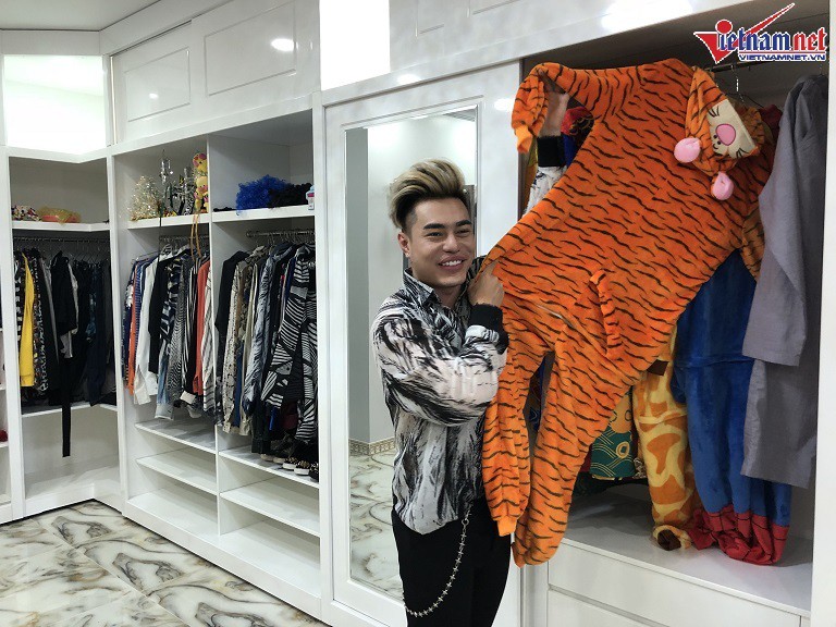 Bảo Lâm dành hẳn một không gian riêng ở tầng hai để làm nơi chứa trang phục diễn và đồ mặc thường ngày. Nam diễn viên có đến hàng trăm chiếc áo sơ mi, đồ hóa trang với màu sắc sặc sỡ phục vụ vai diễn và công việc livestream mỗi tối.