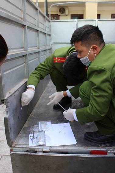 Lực lượng Công an khám nghiệm vết máu trên xe tải Bùi Văn Công.