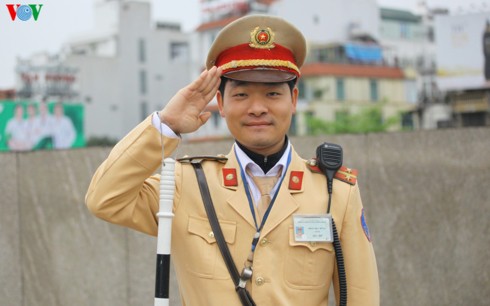 
Trung úy công an Phan Đức Hùng (Đội CSGT số 1, Phòng CSGT CATP Hà Nội).
