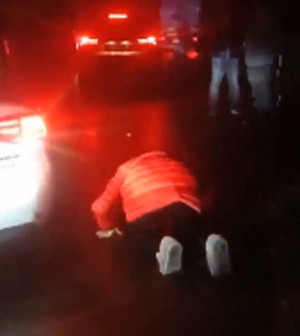 Cô gái quỳ xin tài xế nhường đường cho xe cấp cứu qua. Ảnh: SCMP.