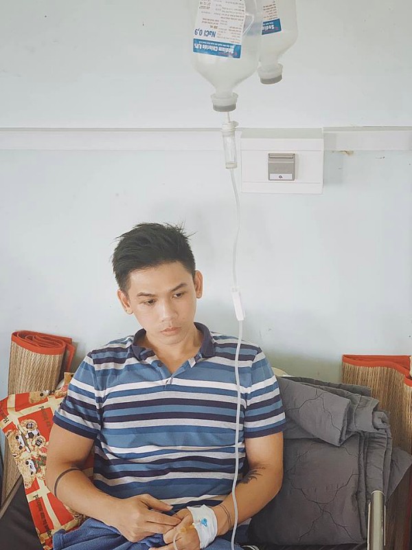 
Ca sĩ Đại Nh&acirc;n tại bệnh viện.
