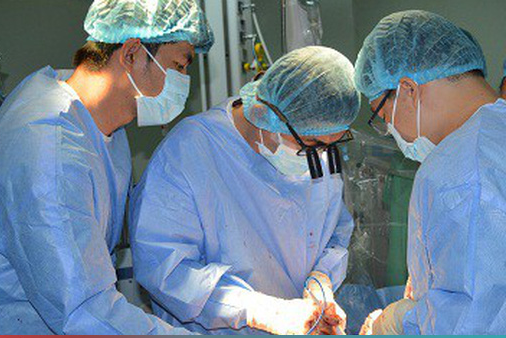 
Tiến hành phẫu thuật thay van cơ học cho bệnh nhân.
