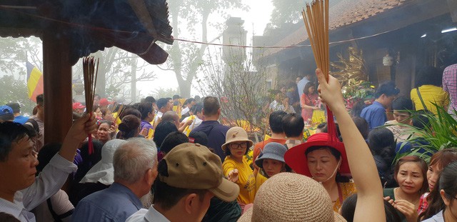 
Hàng nghìn người dân hành lễ tại chùa Hương Tích (Hà Tĩnh). Ảnh: Sơn Nguyễn
