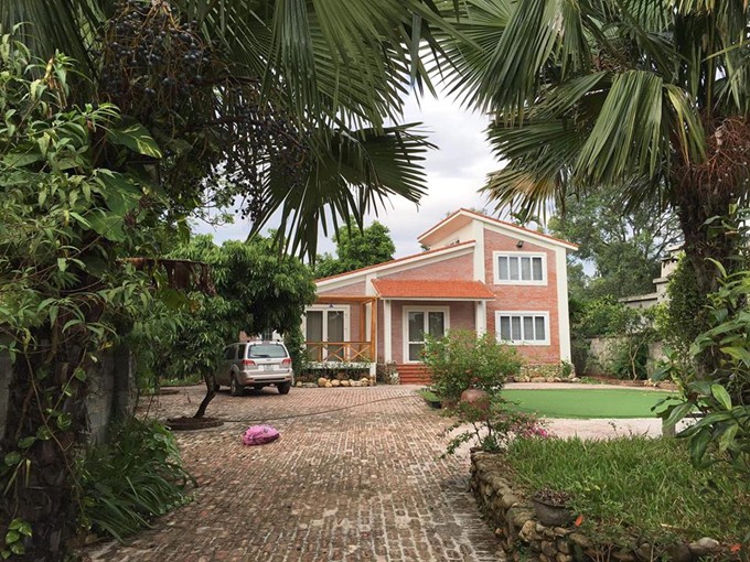 Mới đây, Hồng Đăng khoe khu nhà vườn rộng rãi ở ngoại ô mà anh cùng bà xã mới tậu được. Rộng 1.300 m2, khuôn viên căn nhà ở Đại Lải của vợ chồng nam diễn viên Người phán xử được ví như công viên thu nhỏ.