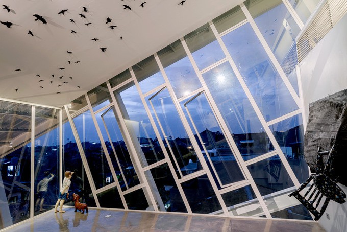 Ngôi nhà nhìn bề ngoài nghiêng nhờ bộ khung nghiêng còn thực tế các mặt sàn nhà đều bằng phẳng, song song với mặt đất.